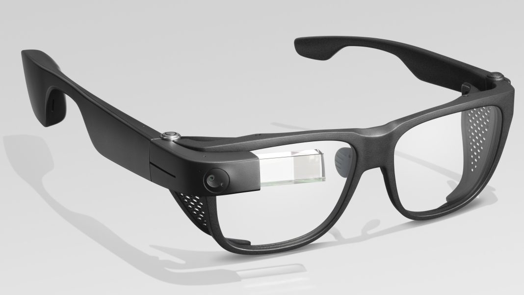 Google Glass 2 kalın çerçeveli çapraz çekilmiş görseli